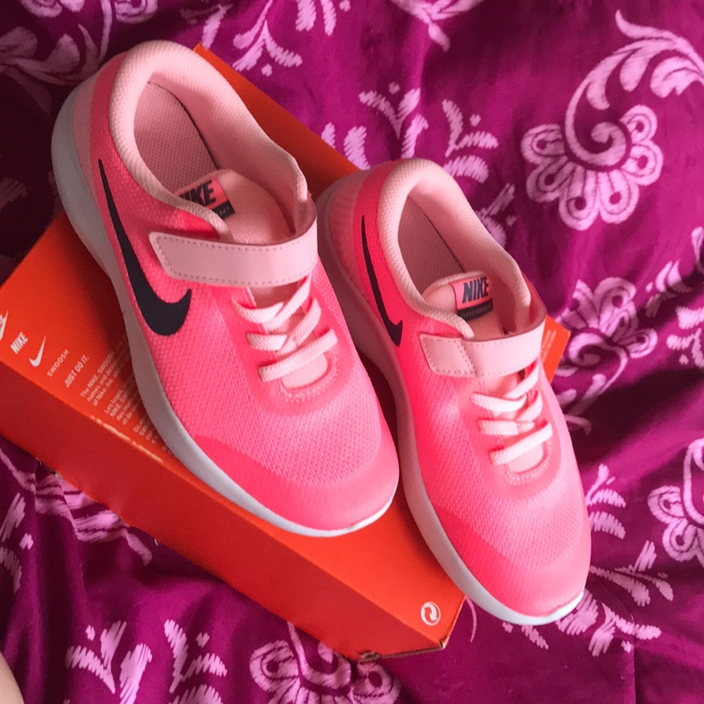 BNWT Nike girls Flex Experience RN size 2.5 youth